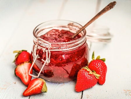 Сладко от ягоди в захарен сироп с лимонтузу в тенджера за зимата в бурканчета - снимка на рецептата